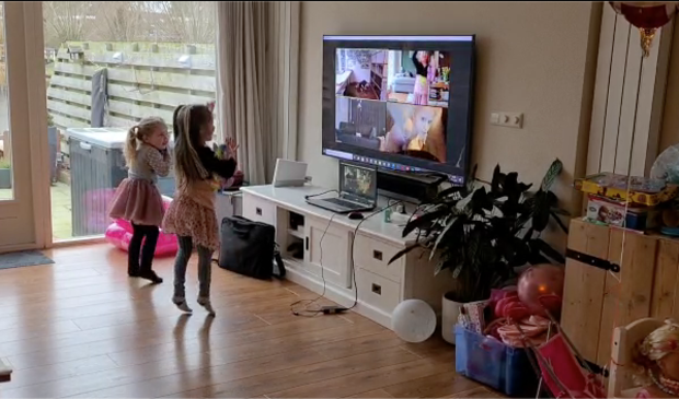 <p>Dansen tijdens een online cursus. Het hele gezin kan meedoen.</p>