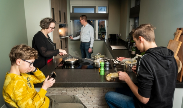 <p>Jurjen, Jeannette, Cor en Niels Bruil in de keuken.</p>