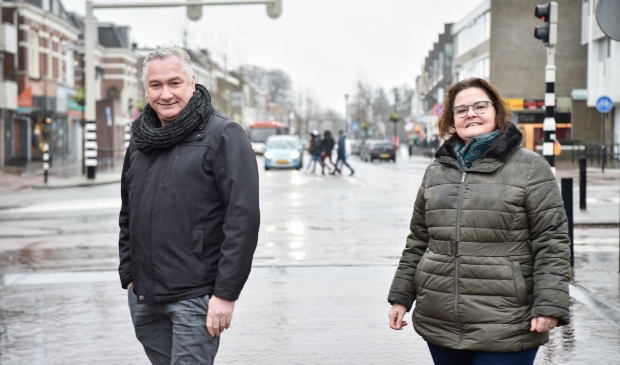 <p>Barbara Illing en René Gerritsen zijn de media adviseurs voor de Soester Courant en de Baarnsche Courant. Ook op sombere regendagen.</p>