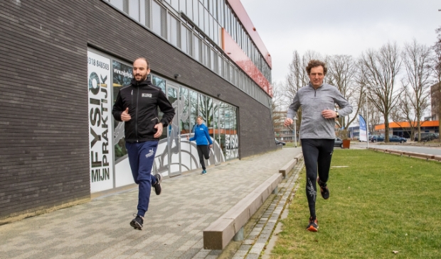 <p>Het trio René Verhulst (rechts), Maarten Heisen en Annita van Doorn openen de Clubchallenge Ede.</p>