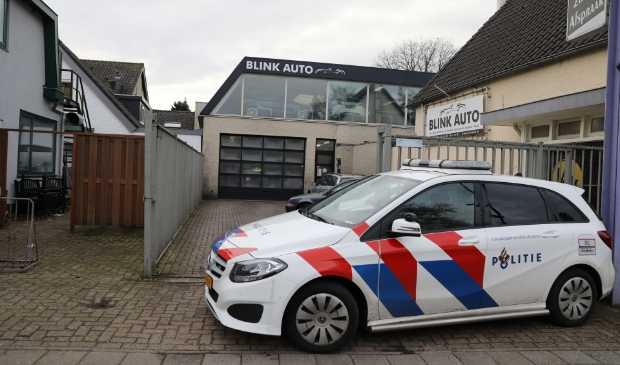 <p>Evenals in november 2018 werd er vrijdagmiddag een inval gedaan bij het autobedrijf aan de Nieuweweg.</p>
