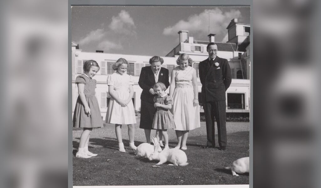 Prins Bernhard, prinses Juliana en hun dochters met de konijntjes in de achtertuin.