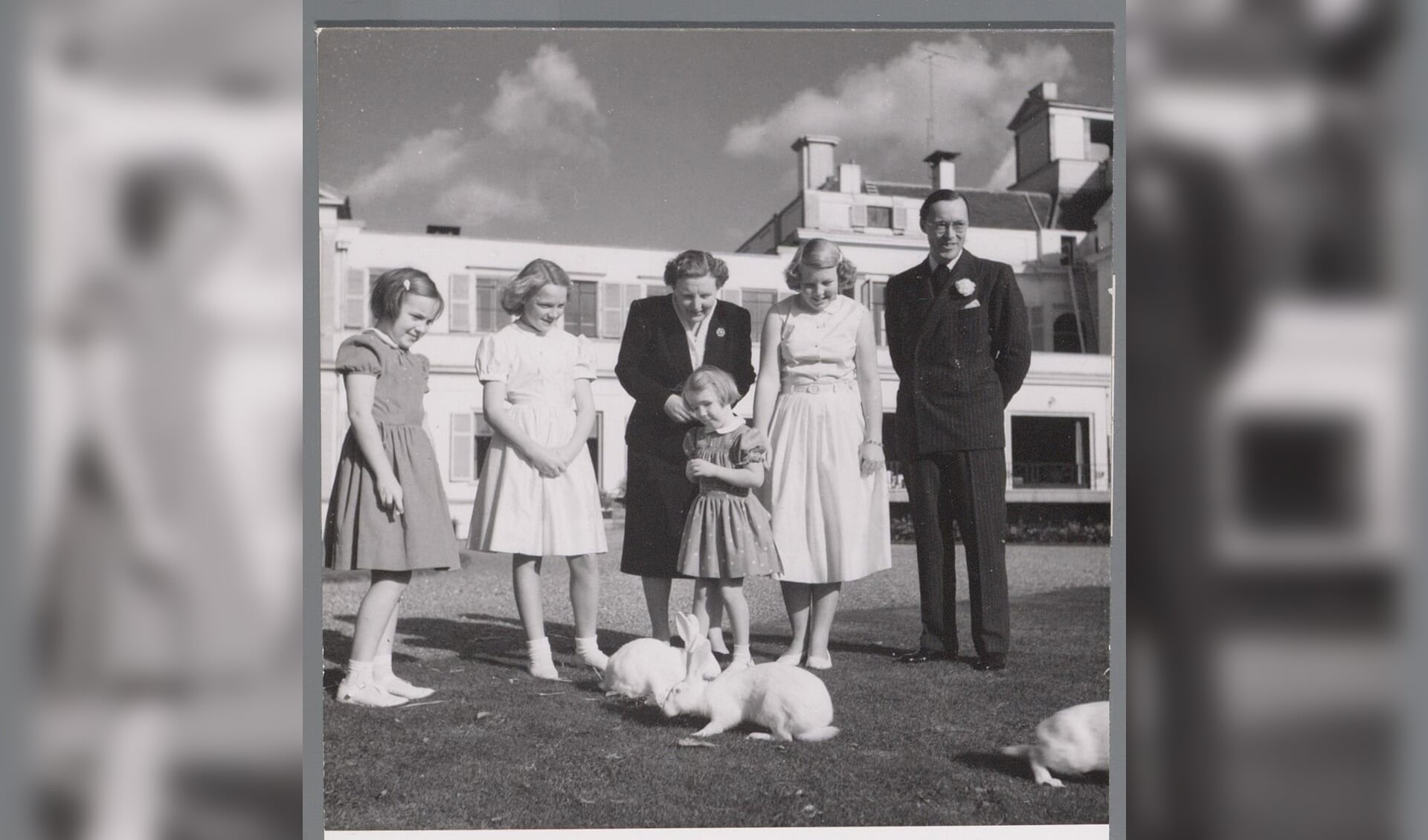 Prins Bernhard, prinses Juliana en hun dochters met de konijntjes in de achtertuin.