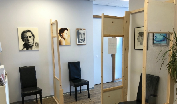 Werk van Maarten van den Burg in de fysiotherapiepraktijk Intercure.