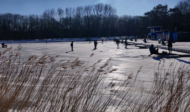 Schaatsers op de Bosbaan.