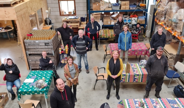 Mats Rekswinkel tussen de collega's van Het Burgje