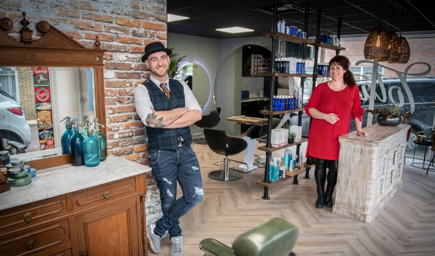 <p>Barbier Rik van den Hil en kapster Michelle de Haas-Wink in de nieuwe kapsalon Total Look in Hardinxveld.</p>