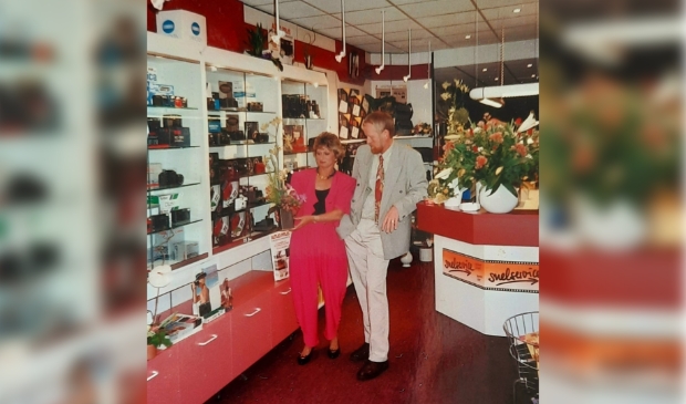 <p>Harry en Janny Koelewijn in hun winkel, een dag na de opening.</p>