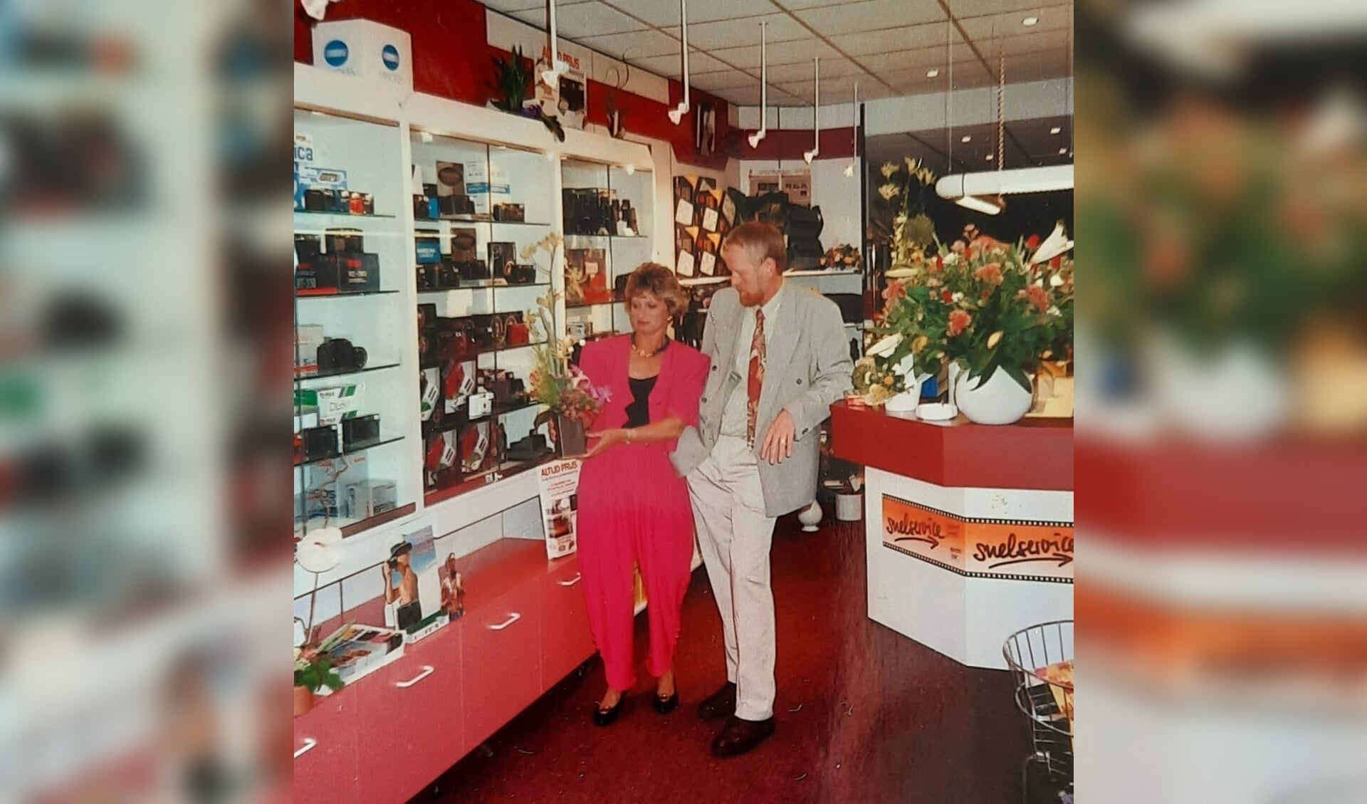 Harry en Janny Koelewijn in hun winkel, een dag na de opening.