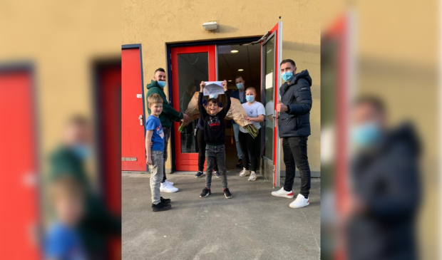 <p>Onder meer Stan (links) en Jayce (met blaadje) van De Achtbaan in Soest maakten tekeningen voor de ouderen.</p>