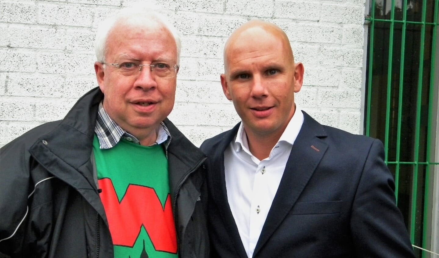Kees van de Graaf als FC Wageningen-supporter poserend met oud-speler Jan van Halst.