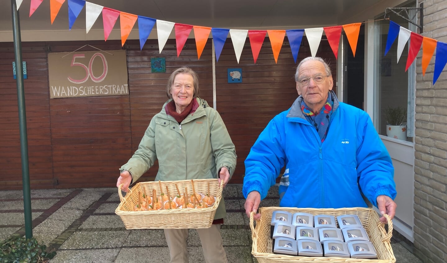 Lodewijk (81) en Dieneke (77) Gimbel trakteerden de buurtbewoners zaterdag op een gebakje.