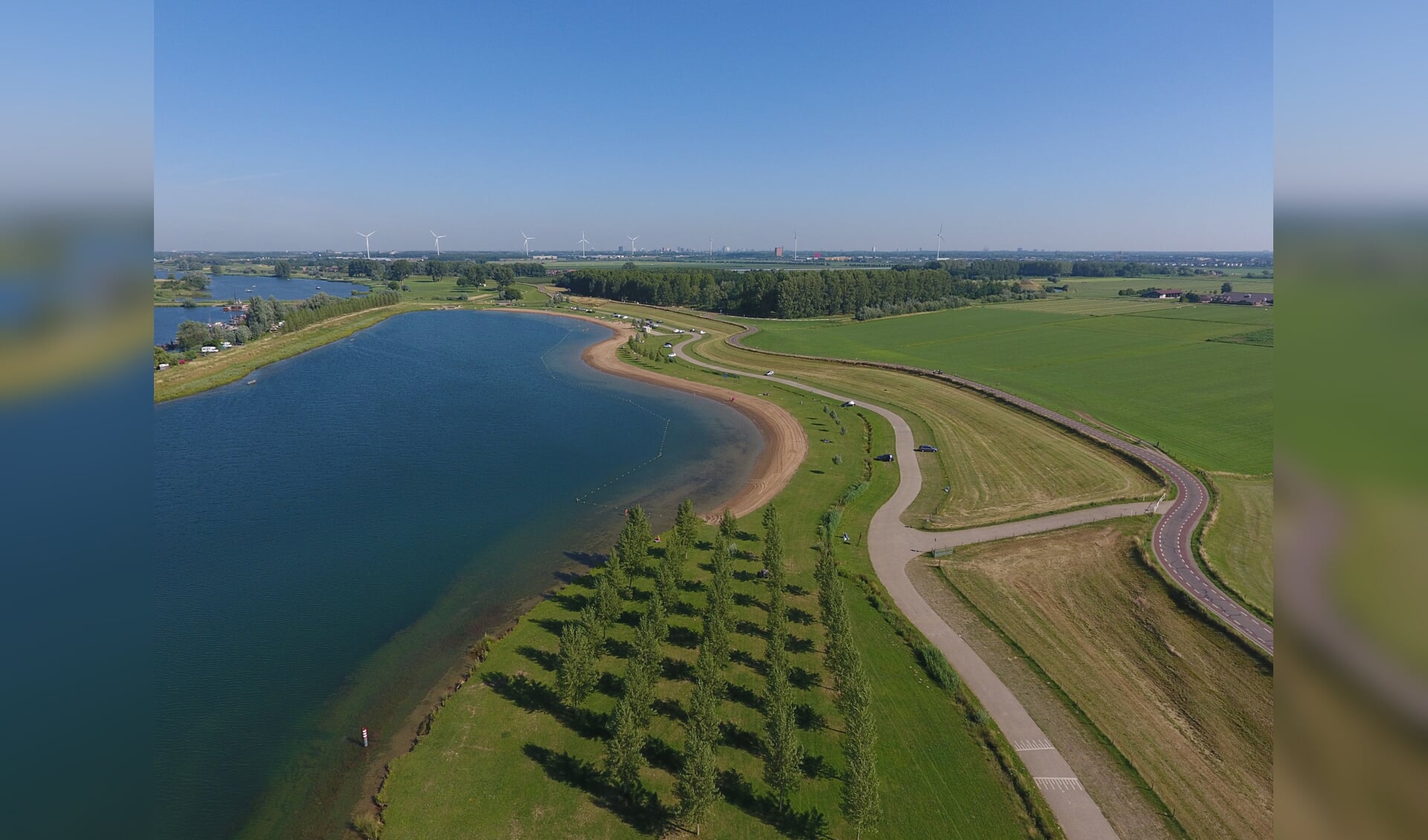 De Stichtse Rijnlanden versterkt de komende jaren de Lekdijk tussen het Culemborgse Veer en de Beatrixsluis. 