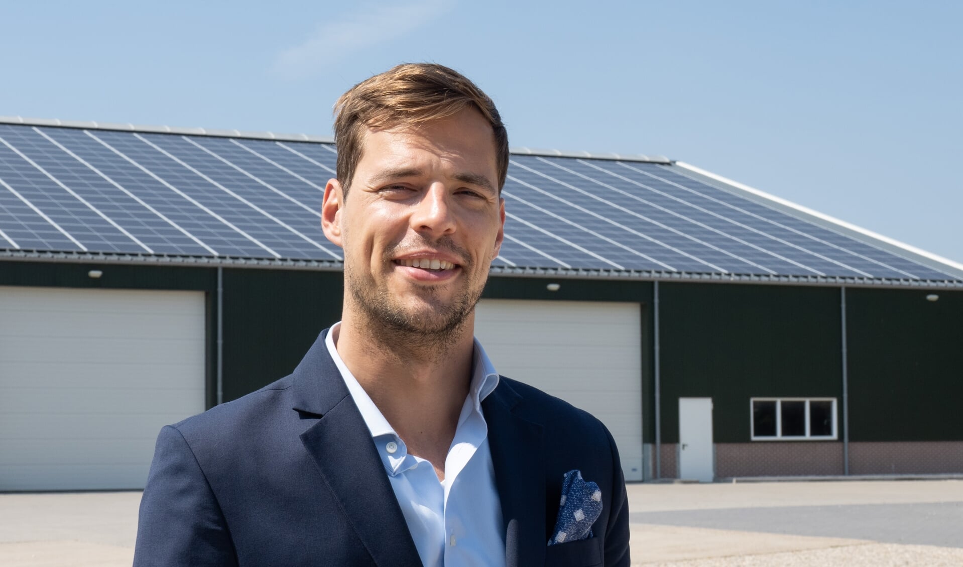 Foto: Wethouder Jurgen Nobel op werkbezoek bij verschillende bedrijven die veel met zonnepanelen doen. Foto van bezoek aan Hoeve Voorzorg, IJweg 373 in Zwanenburg.