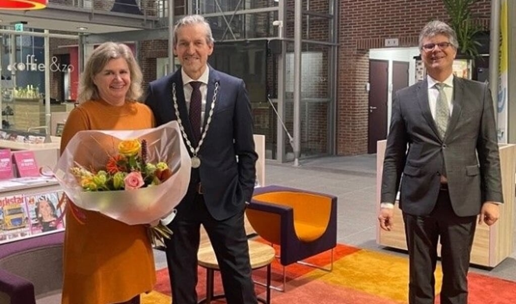 Burgemeester Hans van der Pas met zijn vrouw. Rechts Commissaris Hans Oosters. (Foto: Gemeente Rhenen)