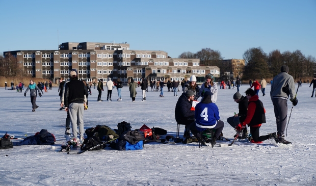<p>Veel mensen op de Poel om eindelijk weer eens te schaatsen op natuurijs.</p>
