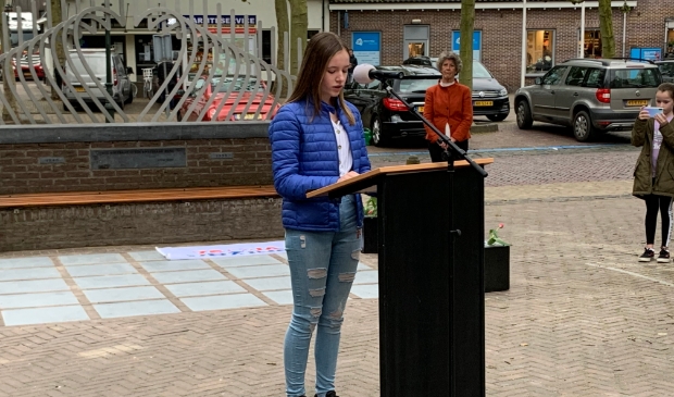 <p>Lisa Brokers vorig jaar bij de onthulling van het nieuwe monument op het Plein </p>