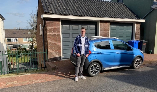 <p>Bjarne Vink uit Sliedrecht is een van de duizenden jongeren die moeten wachten op hun rij-examen.</p>