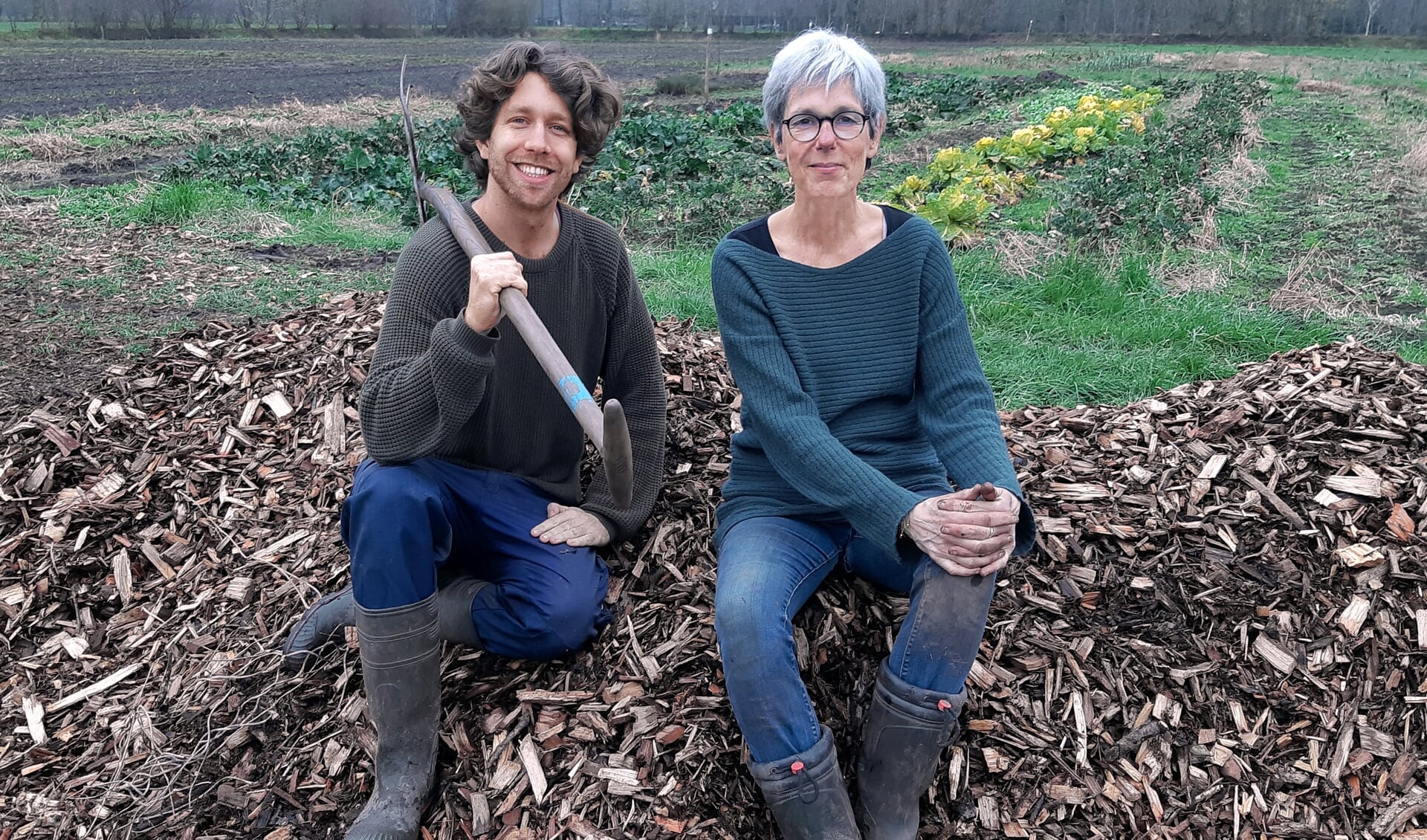 Quinten en Dita zoeken nog vrijwilligers om wekelijks samen buiten op het land biologisch en verantwoord te tuinen.