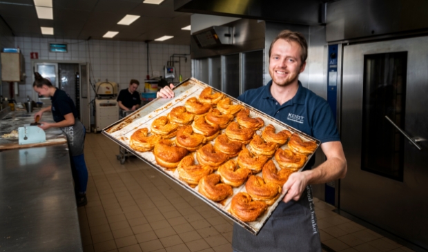 <p>Gerben van den Hudding met verse Haantje Pik.</p>