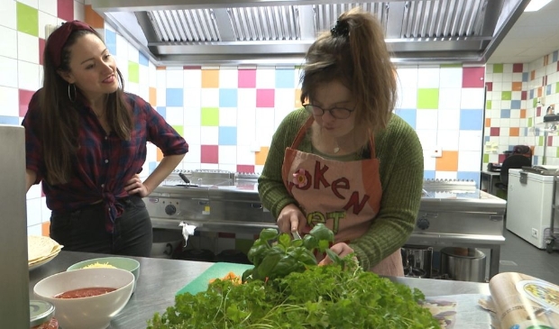 Nina kookt met presentator Emina Zolak