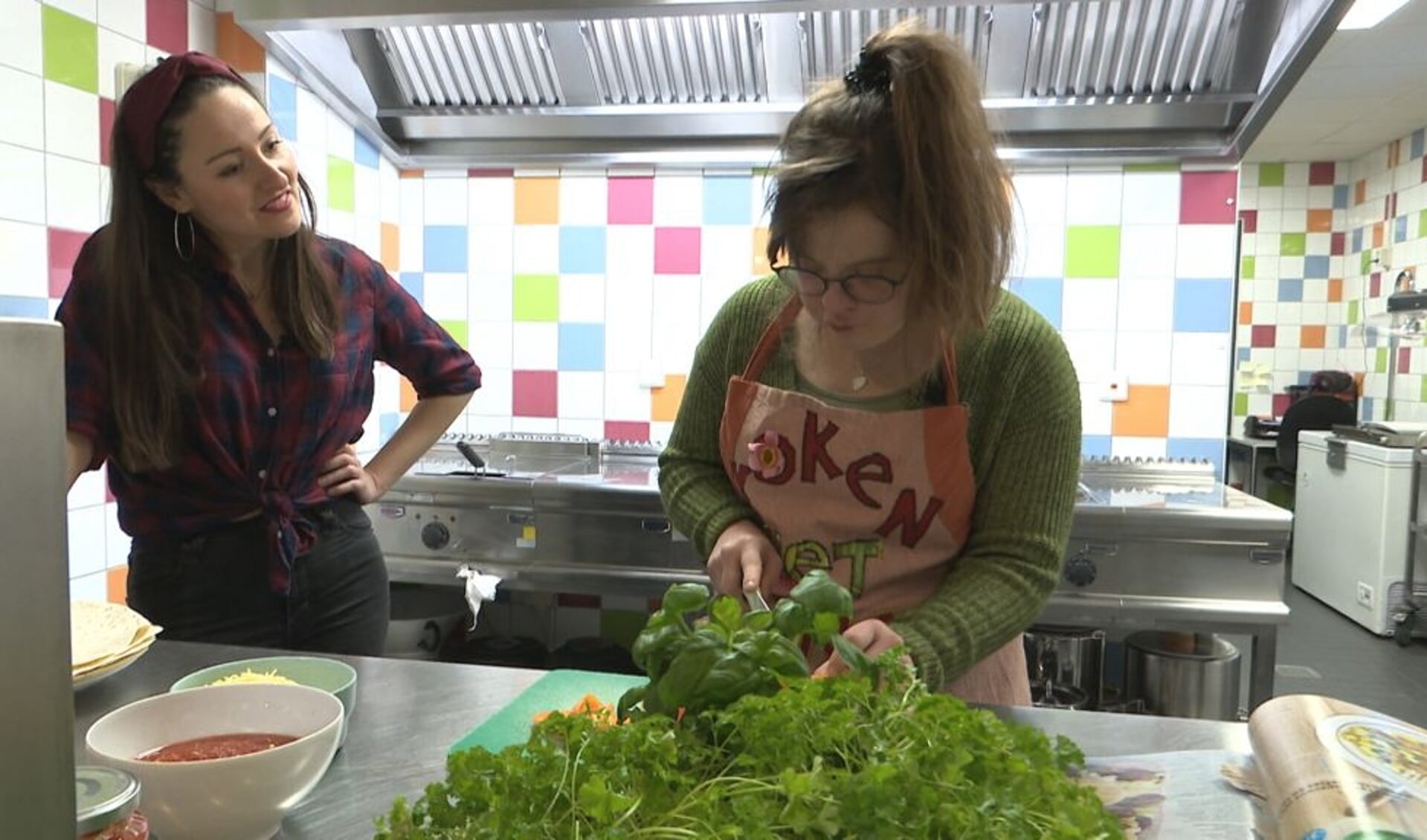 Nina kookt met presentator Emina Zolak