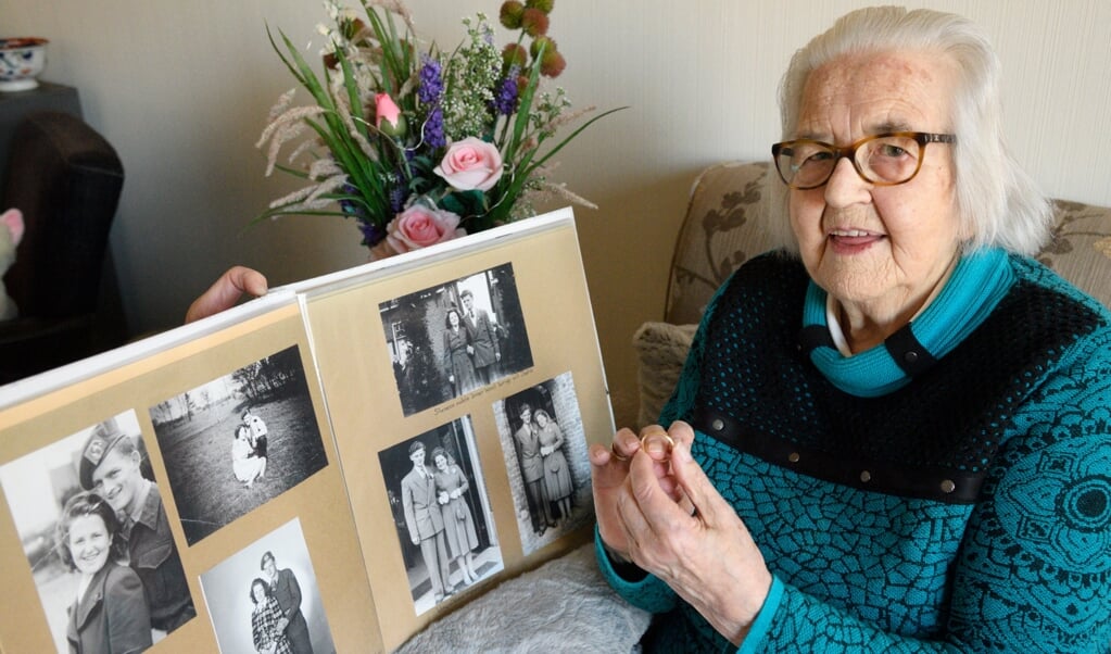 De 88-jarige Mijni Kortus heeft na bijna zeventig jaar de verlovingsring van haar man Steven van den Top terug.