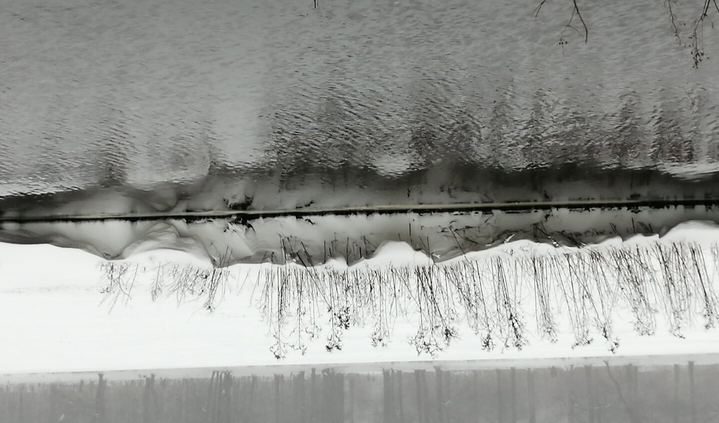 ,,Bijgaand een foto van kleine sneeuwduinen langs het water van de Koewei.''' Ingezonden door Evelien van Ginkel.