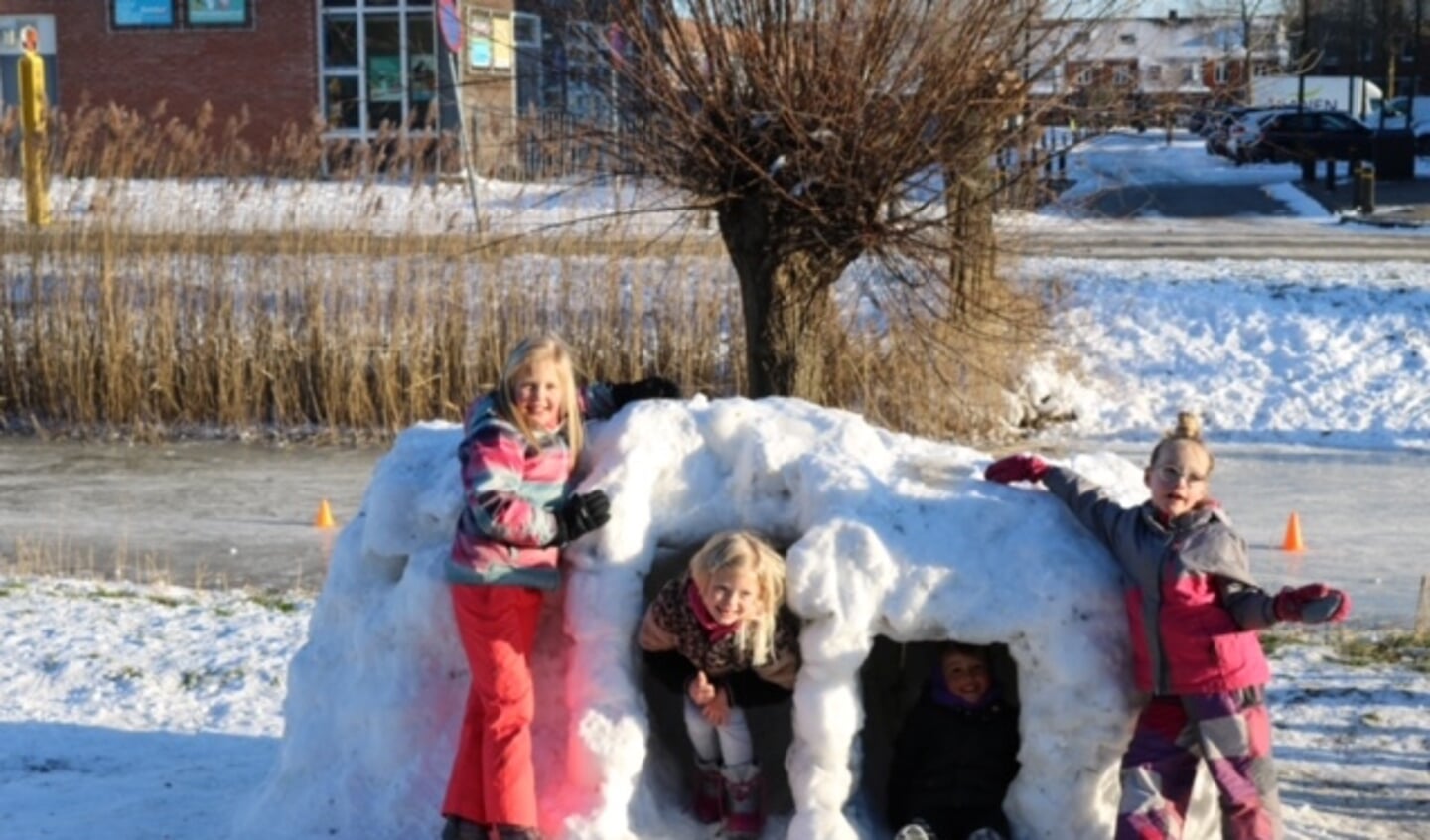 De kinderen van de Burchtmuur zijn, tussen het schaatsen door, druk geweest met het bouwen van een prachtige iglo.