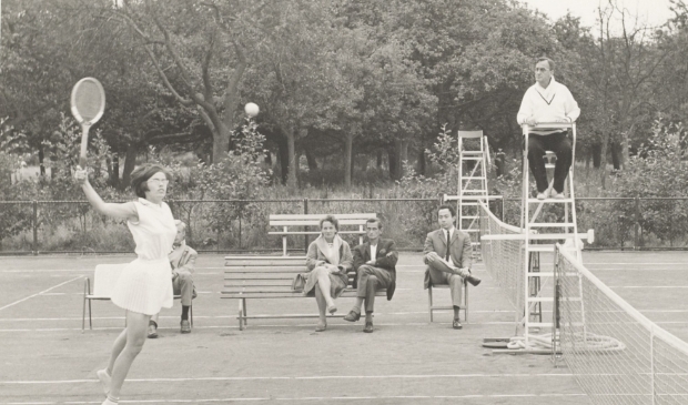 <p>Competitiewedstrijd op de Bongerd, vermoedelijk rond 1970. Witte tenniskleding was nog verplicht. Foto: Collectie Gemeentearchief Wageningen, fotograaf onbekend.</p>