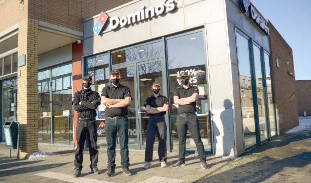<p>Robin Laamers (2e van links) geflankeerd door personeel van Domino's Emiclaer.</p>