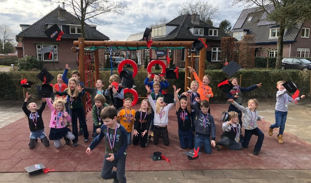 Groep 3 viert feest voor het nieuwe klimrek.