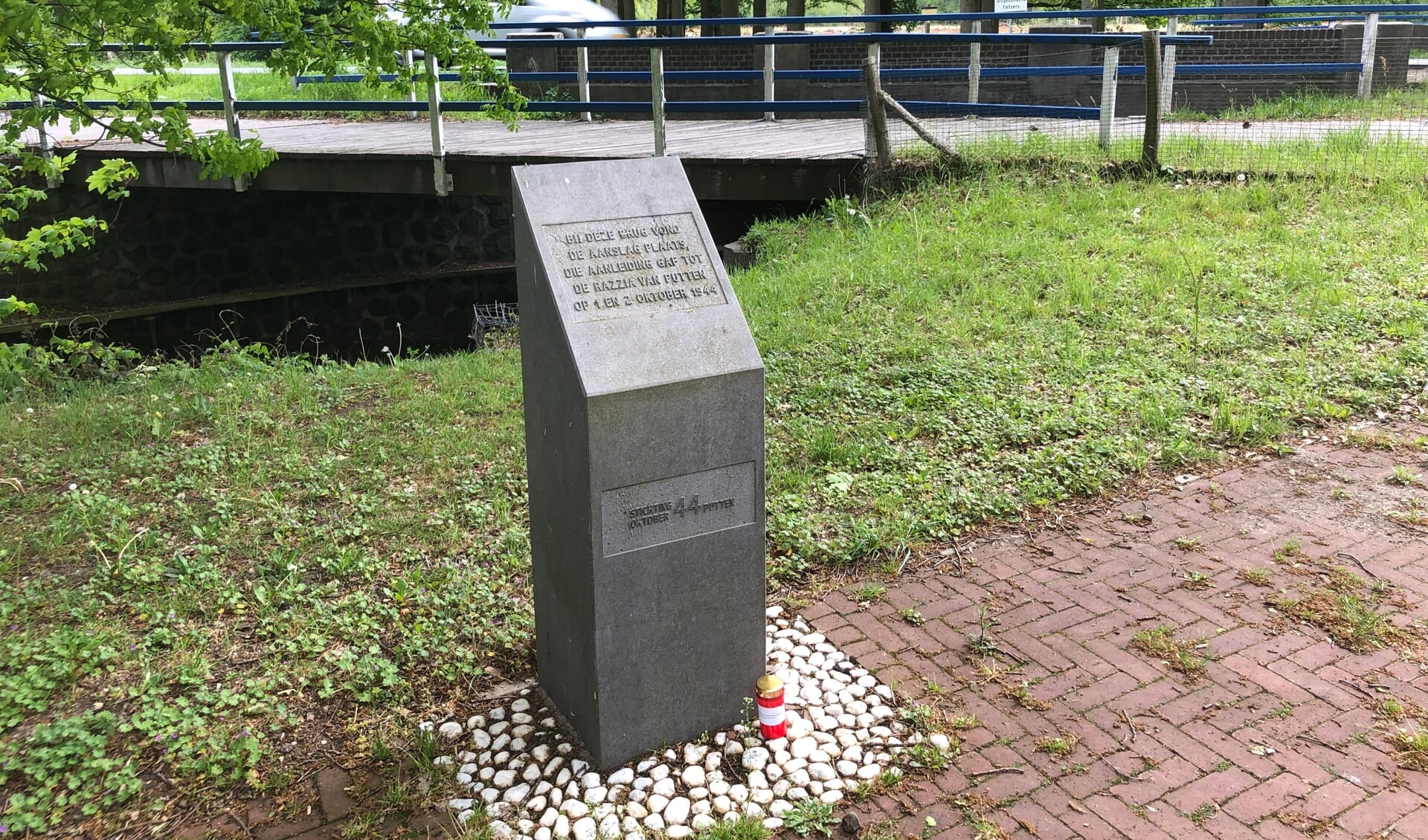 Het monument bij de Oldenallerbrug, waar de aanslag plaats vond die aanleiding was voor de razzia in Putten.