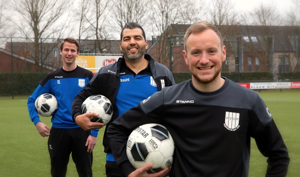 Gert van de Veen, Omar Zerkouni en Tom Landman (achter) zijn de drijvende krachten achter de voetbalschool van VVOP.