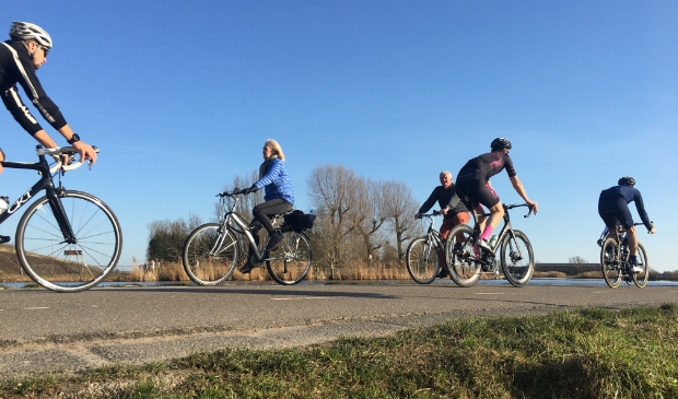 <p>Fietsers in de Ronde Hoep.</p>