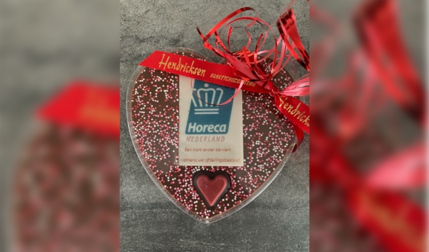 <p>Alle leden van de lokale KHN-afdeling Baarn Soest kregen zondag een hart van chocola.</p>