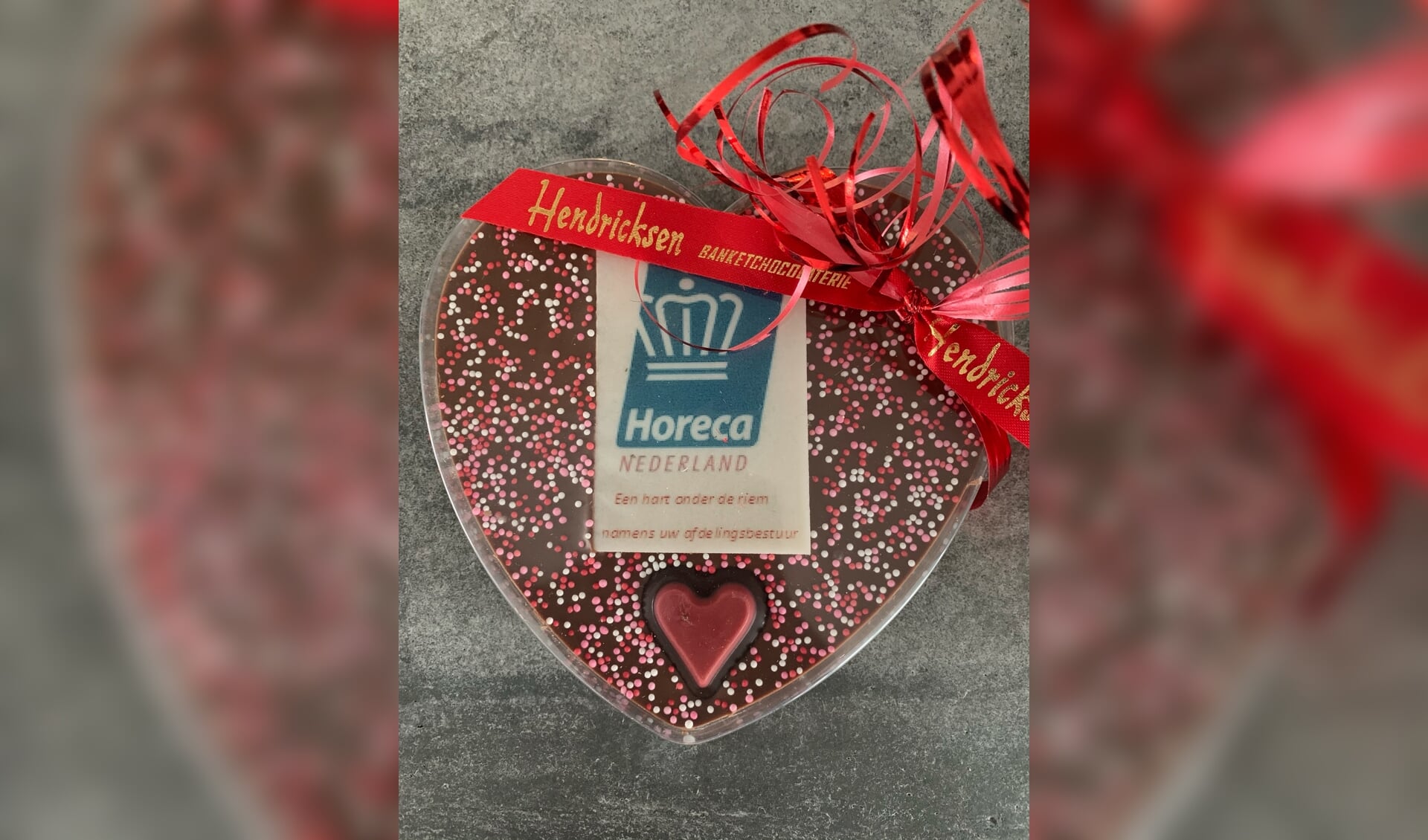 Alle leden van de lokale KHN-afdeling Baarn Soest kregen zondag een hart van chocola.