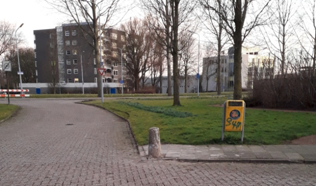 <p>Het paaltje is voor de zoveelste keer teruggezet op zijn plek.</p>