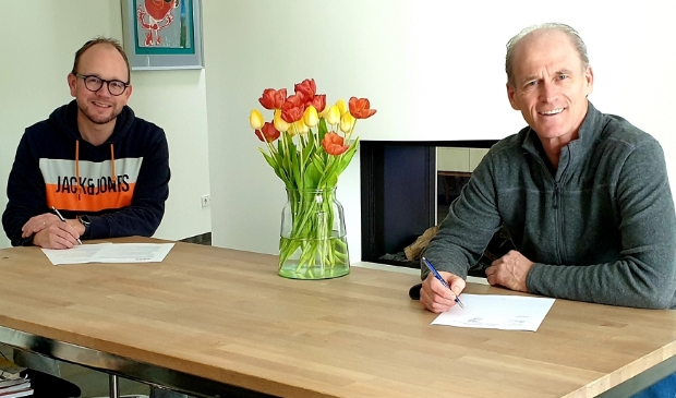 Edward Metgod (rechts) zet handtekening onder het contract.