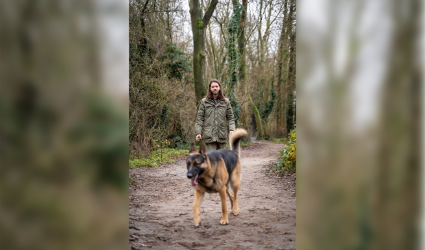 <p>Erik Duijkers zag door de aanhoudende maatregelen juist nieuwe mogelijkheden en startte een hondenuitlaatservice.</p>