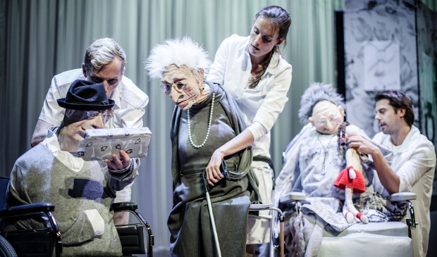 <p>Theater Gnaffel speelt 'Oma mag ik mijn pop terug'. </p>