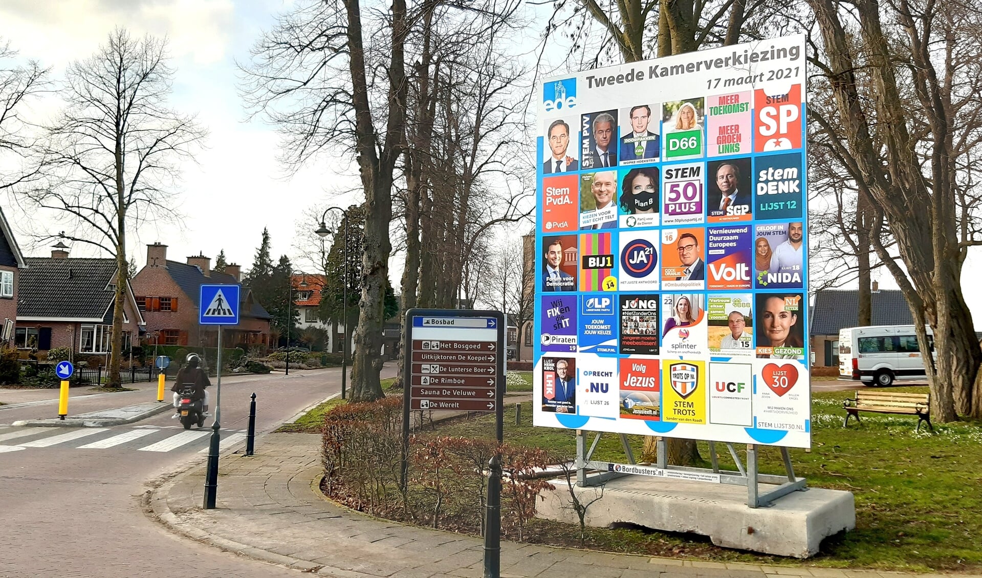 Het verkiezingsbord voor de Tweede Kamerverkiezingen nabij het Westhoffhuis in Lunteren.
