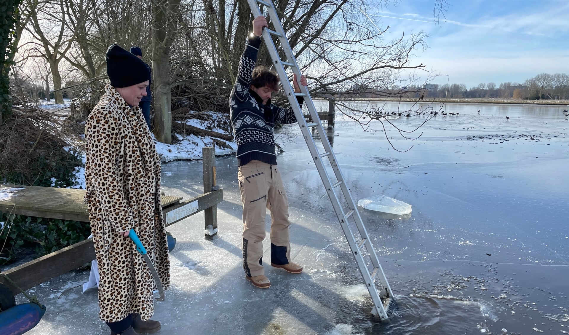 Lisbeth Gruppen en Joep Wensveen vlak voordat ze het water ingaan.