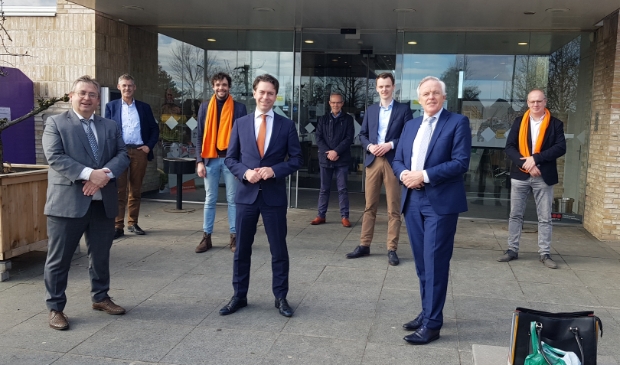 <p>SGP-Kamerlid Chris Stoffer bij de Breehoek tussen wethouder Gerard van Deelen en burgemeester Eppie Klein. Achter hen onder anderen wethouder Izaäk van Ekeren en raadsleden Peter van As en Jan-Dirk van de Waerdtsmen.</p>