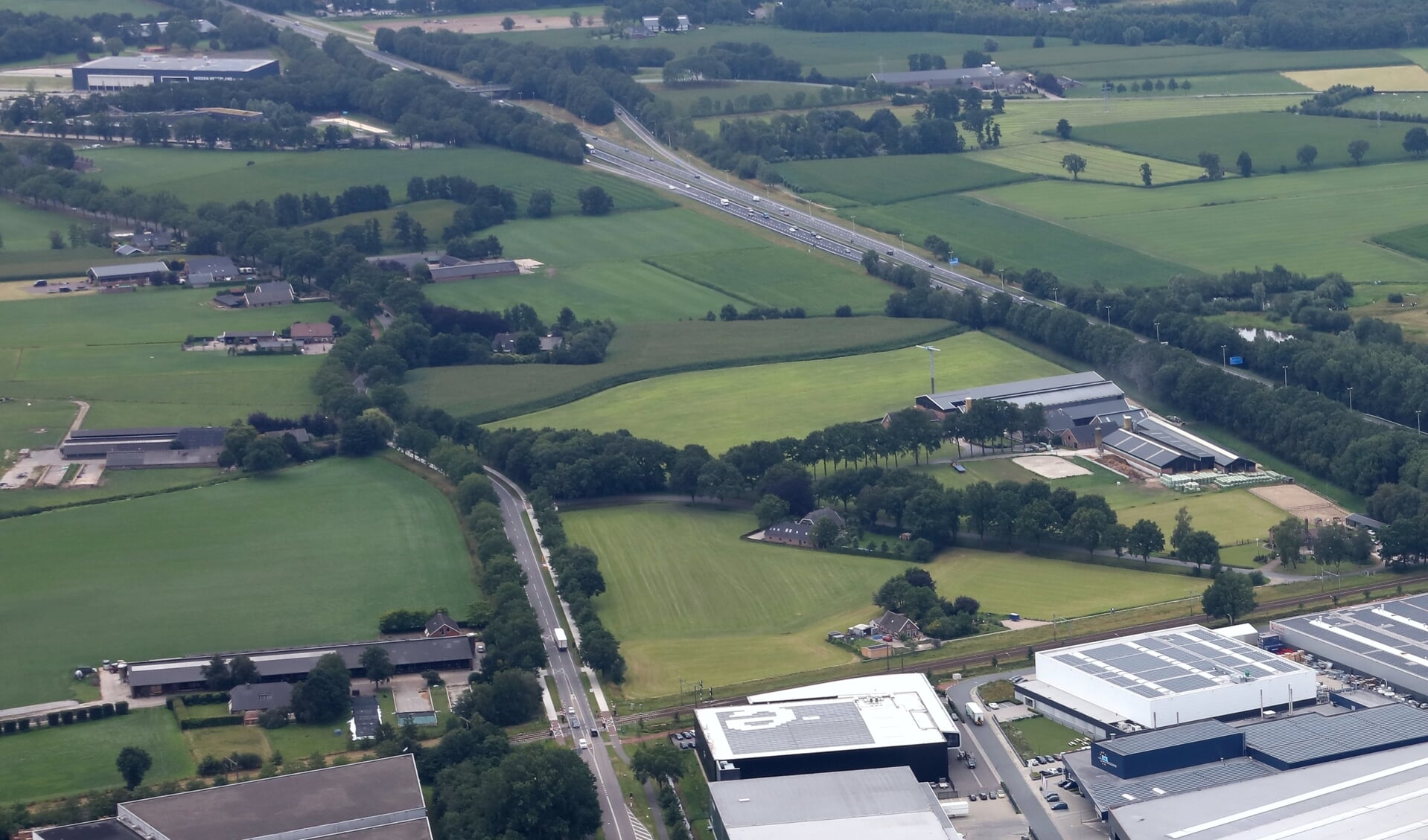 Luchtfoto van het gebied tussen de A30 (rechts) en de Nijkerkerweg, met bovenin het HVC en rechts onderin Harselaar West-West.