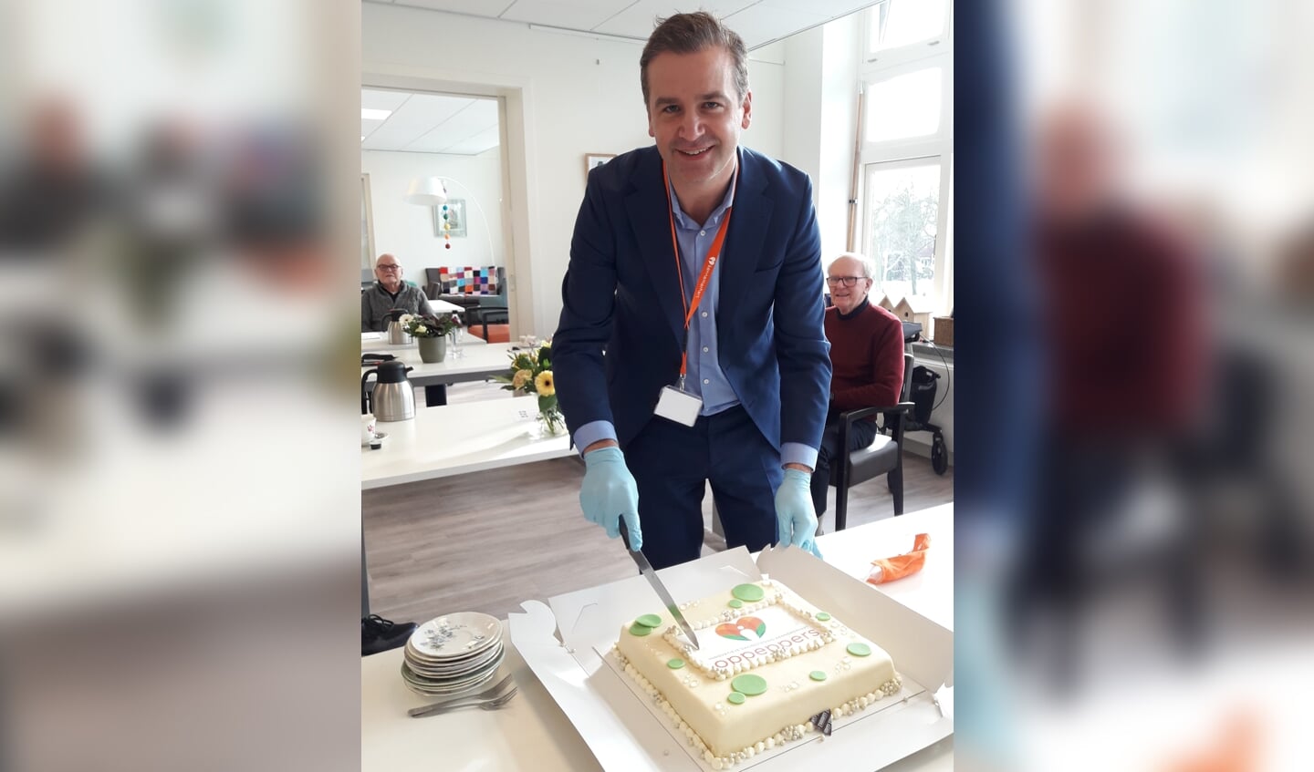 Bestuurder Cedric van der Meulen snijdt de taart aan op ontmoetingscentrum Pleinhart