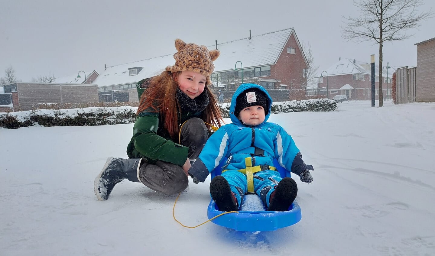 Koen Dokter en Loïs Verkade genieten van de sneeuw. Deze foto is gemaakt in de Barneveldse wijk De Burght, op de hoek van Valkappel en Zoete Kroon.