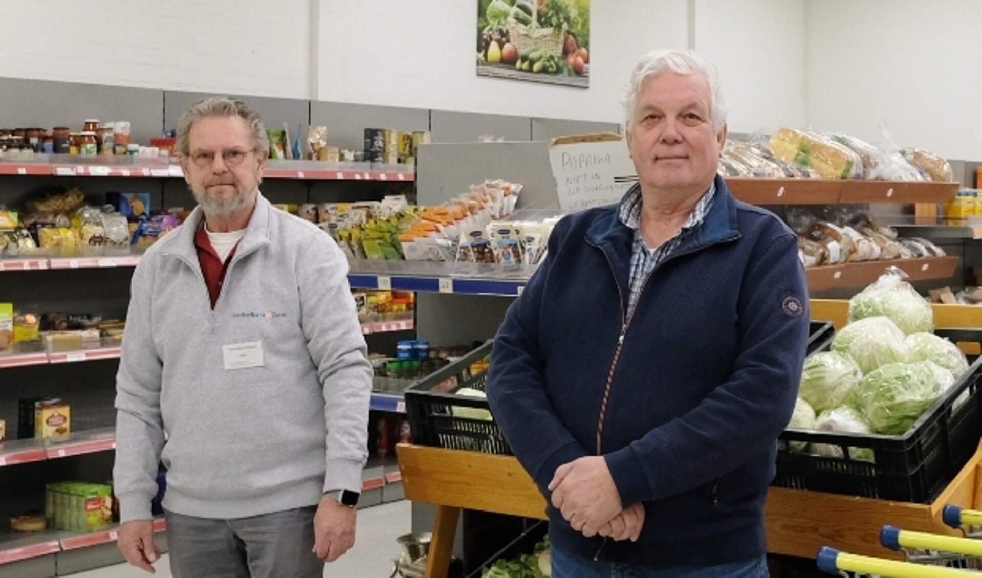 Roger Schmitz en Henk Niemeijer zijn vrijwillig coördinatoren bij de Voedselbank.