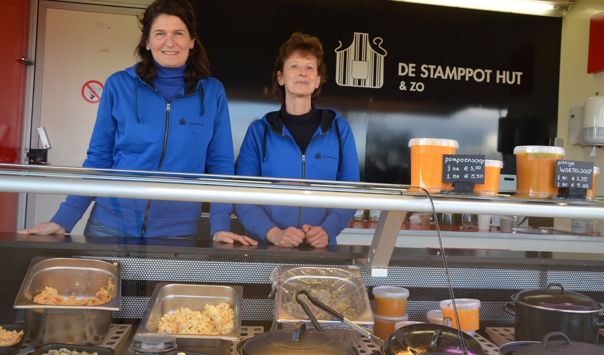 Rianne en Annemarie achter de toonbank bij de Stamppot Hut