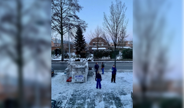 Kinderen bezig met de bouw van het IJshotel